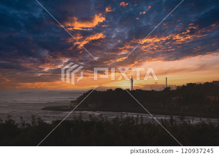 清晨陽光照耀的燈塔 清晨陽光照耀的燈塔 120937245