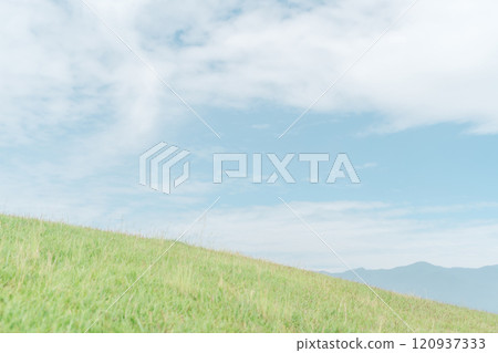 綠色的山丘、天空和山脈 120937333
