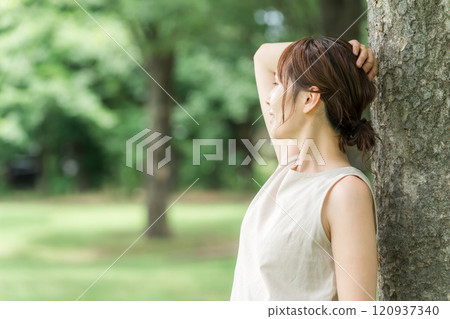 公園樹下的亞洲年輕女子(植物、有機、自然、森林沐浴) 公園樹下的亞洲年輕女子(植物、有機、自然、森林沐浴) 120937340