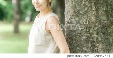 公園樹下的亞洲年輕女子（植物、有機、自然、森林沐浴） 120937341