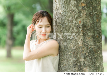 一名婦女在森林中沐浴（瑜伽、生態、永續發展目標、環境、排毒、有機、天然） 120937342