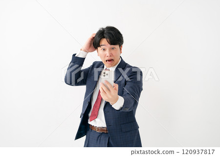 商人男性智慧型手機陷入困境 120937817