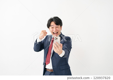 商人男性智慧型手機快樂 120937820