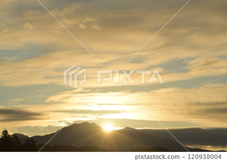 The sun rising between Mt. Kayagatake and Mt. Kanegatake as seen from Hakushu Town, Hokuto City The sun rising between Mt. Kayagatake and Mt. Kanegatake as seen from Hakushu Town, Hokuto City 120938004