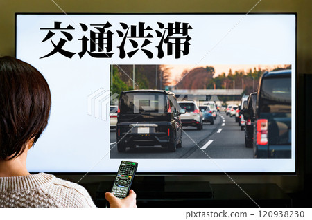 Checking the highway traffic information [Housewife watching the news] 120938230