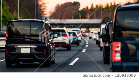 The Hadano-Nakai inbound line of the Tomei Expressway is a famous congestion point [Image of road congestion] 120938309