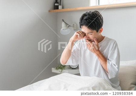 一名年輕人早上在臥室醒來（困倦、睡眠不足、睡眠障礙、失眠、嗜睡、疲勞、發作性睡病） 120938384