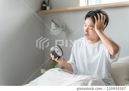 一個人早上看鬧鐘醒來（睡覺，醒來，睡覺） 120938387