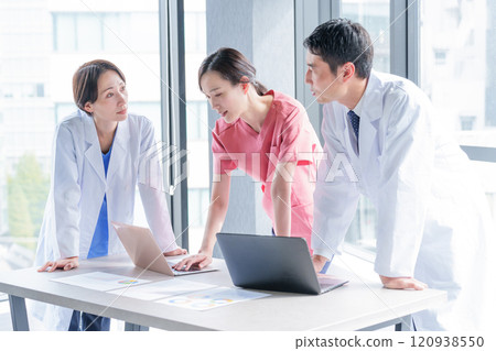 使用計算機的醫生和護士 120938550