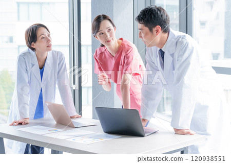 Doctors and nurses using computers Doctors and nurses using computers 120938551