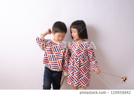 Twin brothers dressed in matching clothes Twin brothers dressed in matching clothes 120938842