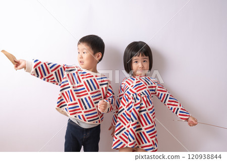 孿生兄弟穿著相配的衣服 孿生兄弟穿著相配的衣服 120938844