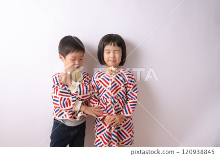 Twin brothers dressed in matching clothes 120938845