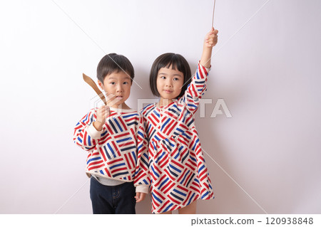 Twin brothers dressed in matching clothes 120938848