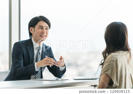 A man and a woman receiving counseling at a business school, individual consultation, or business consultation 120939115