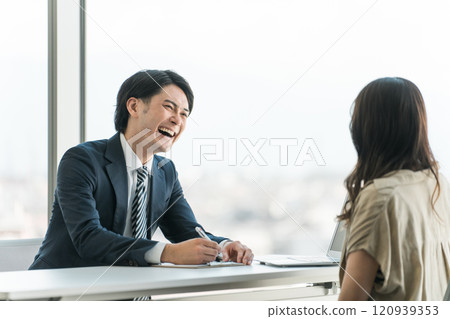 進行訪談的商人和受訪的女性 進行訪談的商人和受訪的女性 120939353