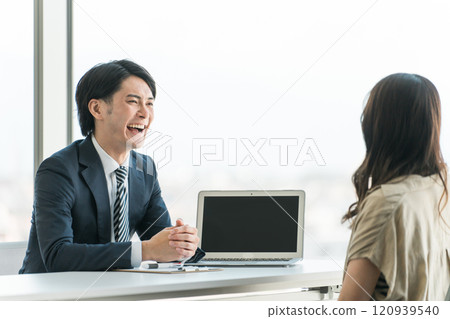 A man and a woman receiving counseling at a business school, individual consultation, or business consultation 120939540