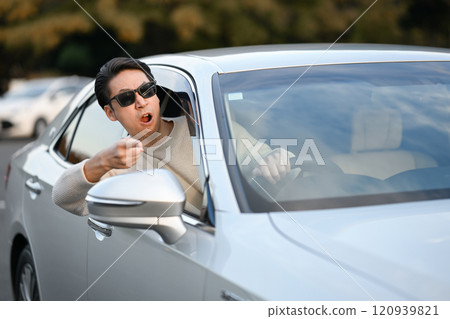 一個男人開車時生氣 一個男人開車時生氣 120939821