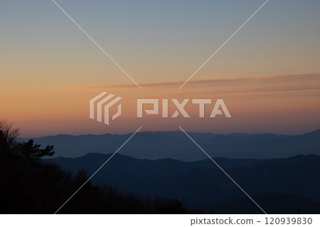 夕陽下的山 夕陽下的山 120939830