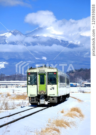 Koumi Line train and Mt. Asama 120939888