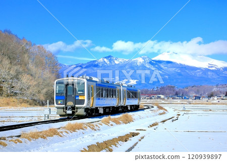 小海線列車和淺間山 小海線列車和淺間山 120939897