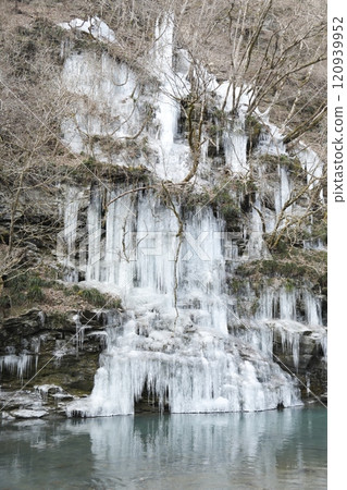 Winter landscape of a waterfall with icicles 120939952