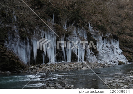 Winter landscape of a waterfall with icicles 120939954