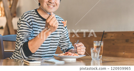 中年男子在咖啡館/餐廳吃義大利麵、義大利麵、麵條和碳水化合物 120939965