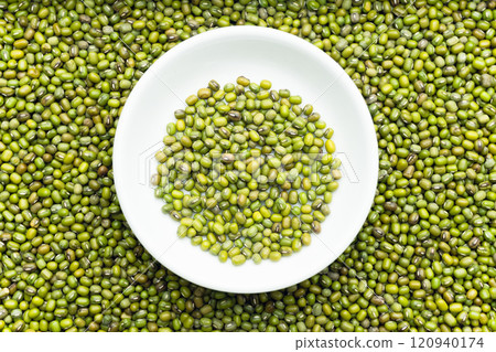 green peas in a white bowl 120940174
