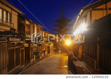 Yasaka Pagoda and Five-story Pagoda (Higashiyama Ward, Kyoto) 120940226