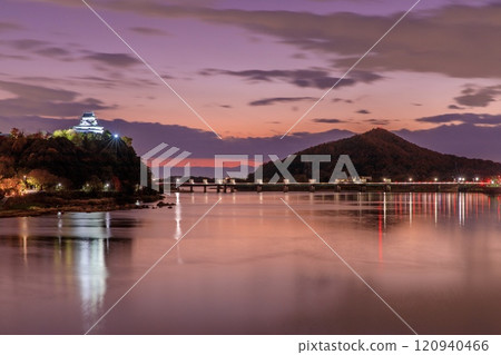 從犬山市犬山橋欣賞犬山城的夜景 120940466