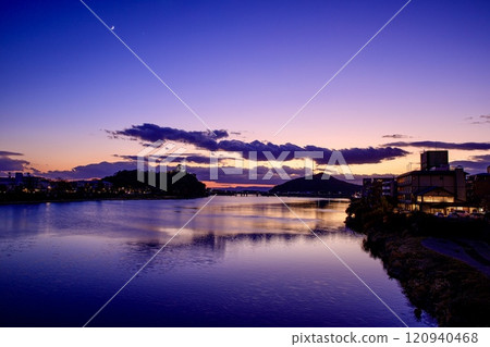 從犬山市犬山橋欣賞犬山城的夜景 120940468