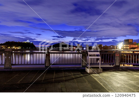 從犬山市犬山橋欣賞犬山城的夜景 120940475
