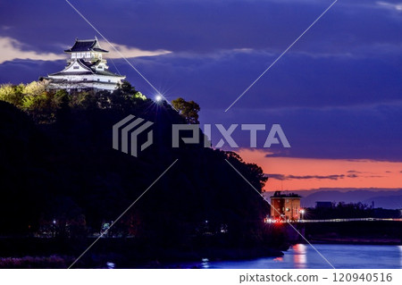 從犬山市犬山橋欣賞犬山城的夜景 120940516