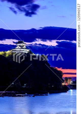 從犬山市犬山橋欣賞犬山城的夜景 從犬山市犬山橋欣賞犬山城的夜景 120940517