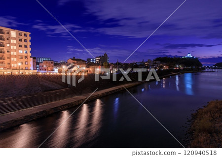 從犬山市犬山橋欣賞犬山城的夜景 120940518
