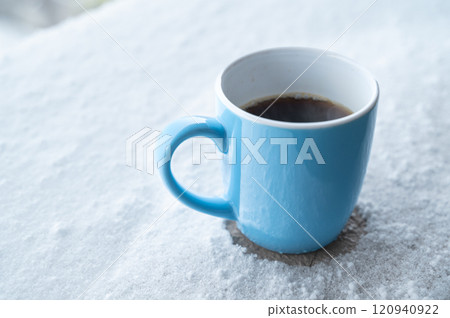 冬季露台上的咖啡時間 冬季露台上的咖啡時間 120940922