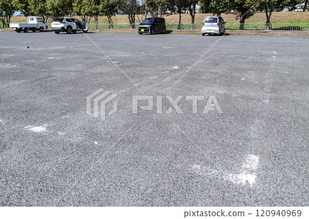 Vanishing parking spaces (single line, flat, self-parking, outdoor, no car stop) Vanishing parking spaces (single line, flat, self-parking, outdoor, no car stop) 120940969