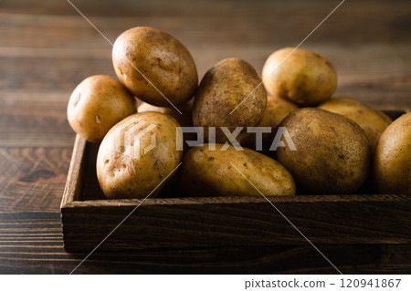 fresh potatoes in a wooden box 120941867