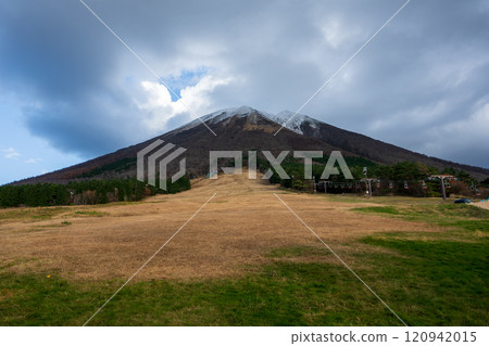Beautiful autumn scenery of Mt. Daisen in Tottori prefecture, Japan 120942015