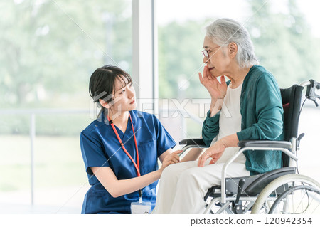 Elderly people with cavities, periodontal disease, stomatitis, and toothache, senior women, and nurses and dentists working in nursing homes and hospitals 120942354