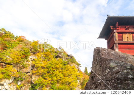 山寺和野協堂被秋葉包裹著 山寺和野協堂被秋葉包裹著 120942409