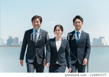 穿著西裝的商人、上班族、公司、就業、換工作（律師、稅務會計師、會計師） 120942577