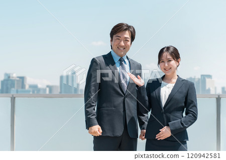Employment, job change, recruitment, men and women in suits standing in the blue sky, businessmen (Guide, recommendation, here) Employment, job change, recruitment, men and women in suits standing in the blue sky, businessmen (Guide, recommendation, here) 120942581