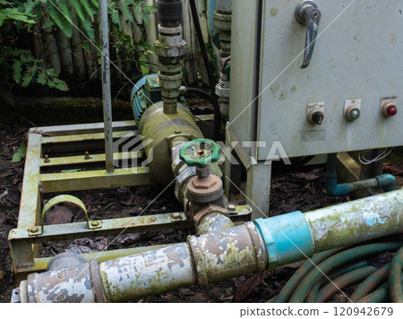Shut-off valve at the Royal Agricultural Station pumping station, a water delivery pipe with a water storage tank in the technical room to supply high-pressure water. Shut-off valve at the Royal Agricultural Station pumping station, a water delivery pipe with a water storage tank in the technical room to supply high-pressure water. 120942679
