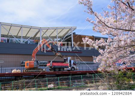 Cherry blossoms in full bloom around Minoh Kayano Station 120942884