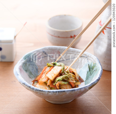 泡菜放在一個小盤子裡 120943020