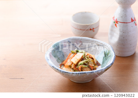 泡菜放在一個小盤子裡 120943022