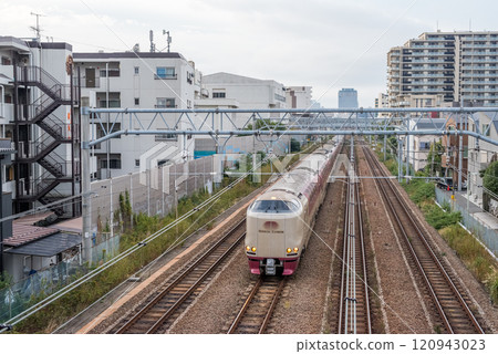 [Tokaido Main Line] Sunrise Seto and Izumo trains speeding through the city in the early morning 120943023