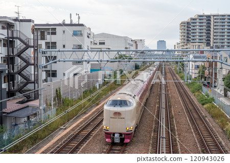 [Tokaido Main Line] Sunrise Seto and Izumo trains speeding through the city in the early morning 120943026